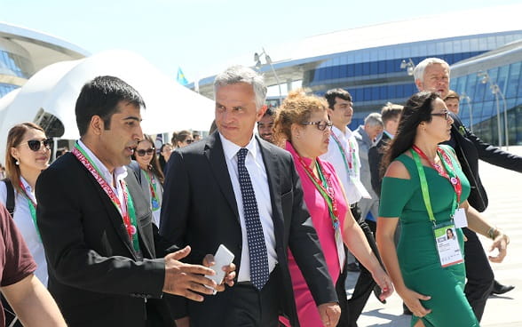 Член Федерального совета Дидье Буркхальтер в кулуарах Expo-2017 (Астана) беседует с представителями движения «Young Water Champions» из Центральной Азии