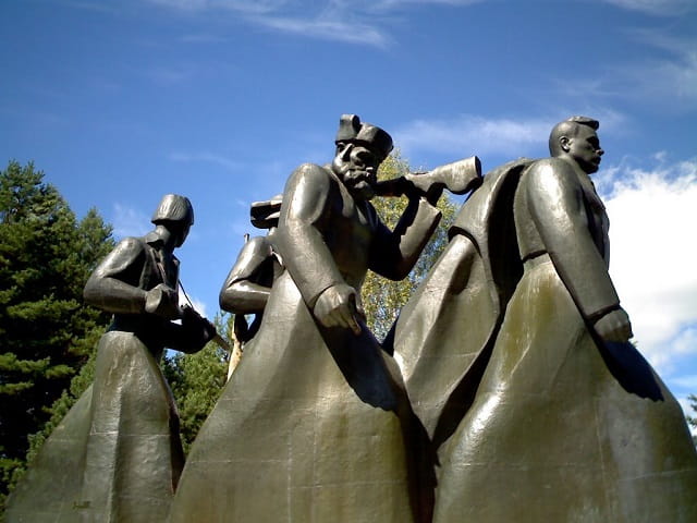 Памятник партизанам в Смоленском Поозерье