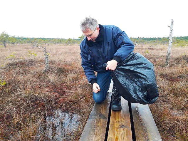 Янис заботится о чистоте на болотной тропе