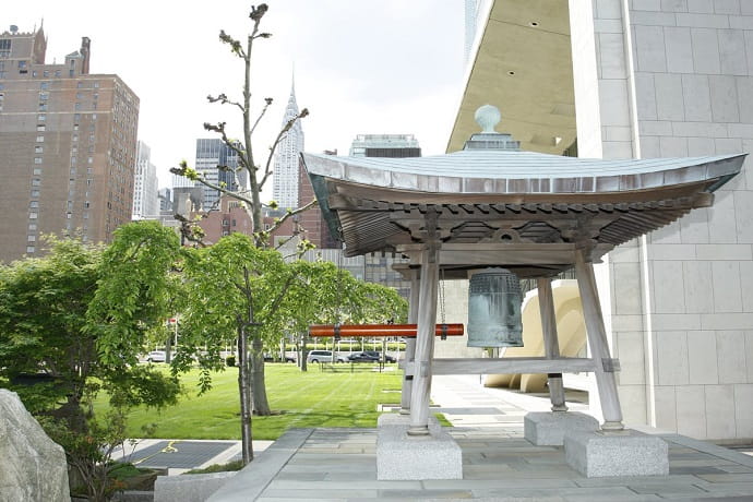 Ежегодно в этот день в штаб-квартире ООН звонит Колокол мира