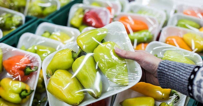 Супермаркеты вместе с продуктами продают огромное количество пластиковой упаковки