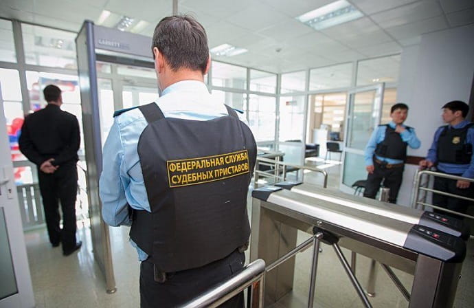 Ключевую роль в процессе играет судебный пристав