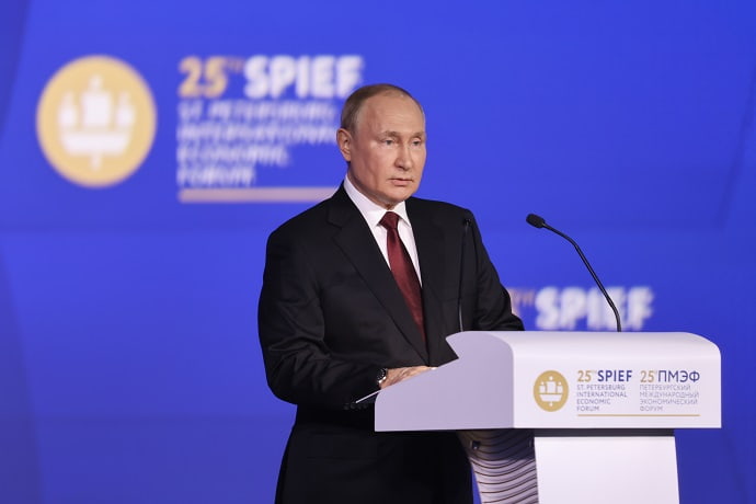 Владимир Путин на пленарном заседании ПМЭФ-2022