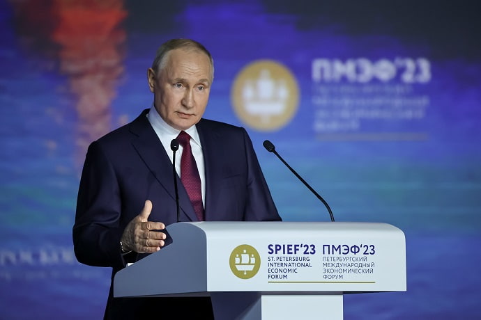 Владимир Путин на пленарном заседании ПМЭФ-2023