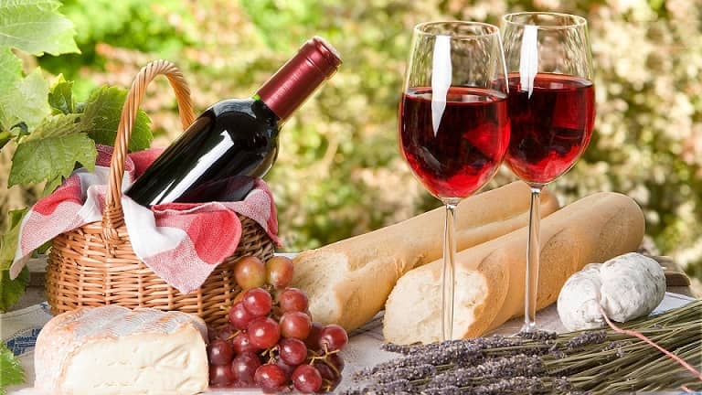 Если пить в меру, вино приятно и прибавляет силы