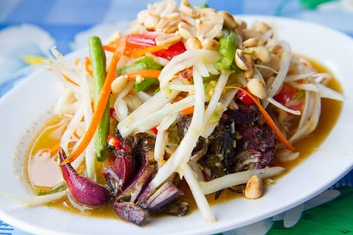 Особые салатные заправки придают национальным яствам Таиланда необычный вкус