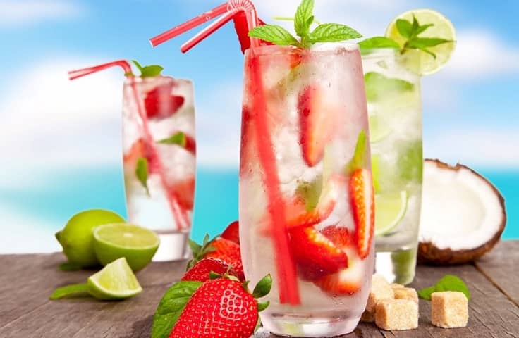 Напитки с фруктами и овощами даже душный будний день сделают свежим и ярким