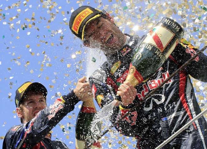 У гонщиков есть традиция – обливать брызгами шампанского победителей