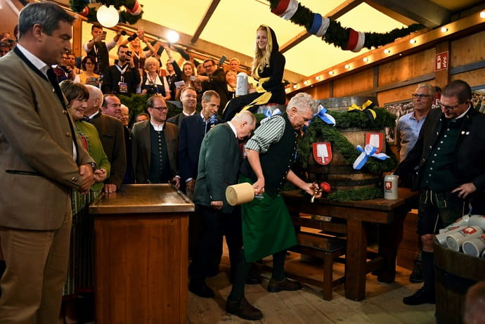 Первую бочку пива открыл обер-бургамистр Мюнхена Дитер Райтер