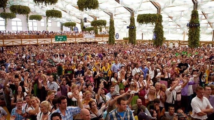 В шатрах на «лужайке» Theresienwiese  до 10 тысяч сидячих мест