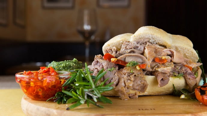 В ресторанах lampredotto подают с различными соусами