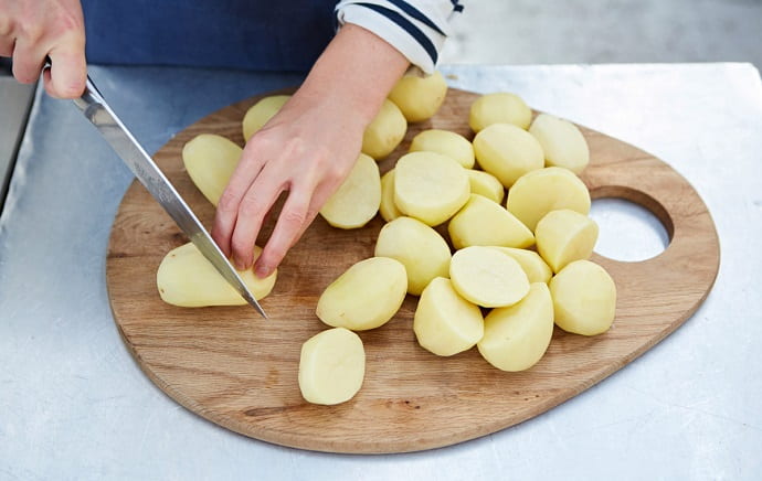 Крахмалистый картофель скрипит под лезвием ножа