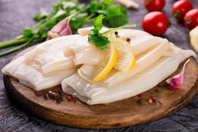 В сыром мясе кальмара очень мало жира и много белка