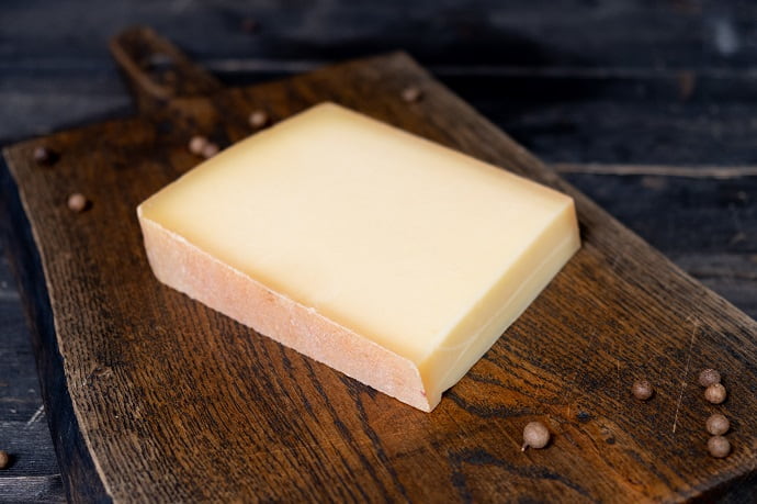Поверхность твёрдого сыра должна быть ровной, а корочка плотной