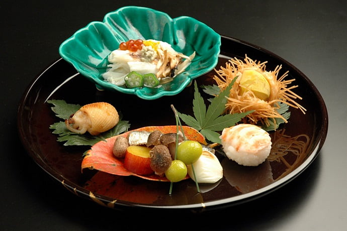 Особое внимание в кухне кайсэки уделяется сезонным продуктам и визуальному оформлению