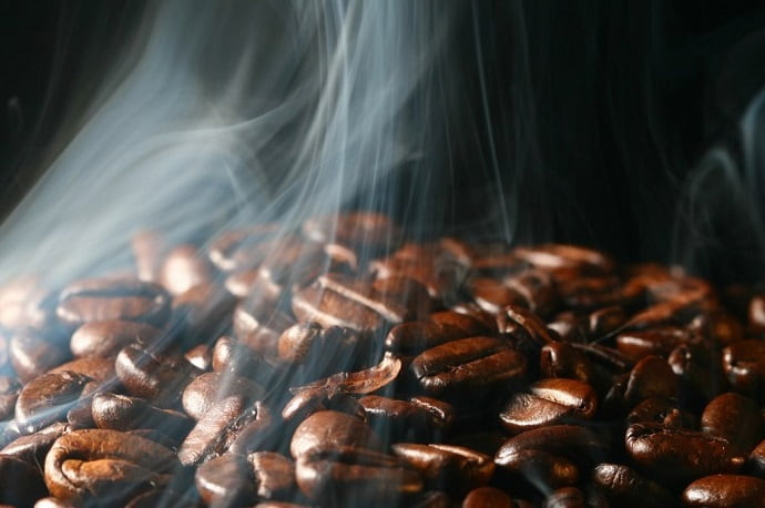 В традиционном способе зёрна кофе сначала обрабатывают горячим паром