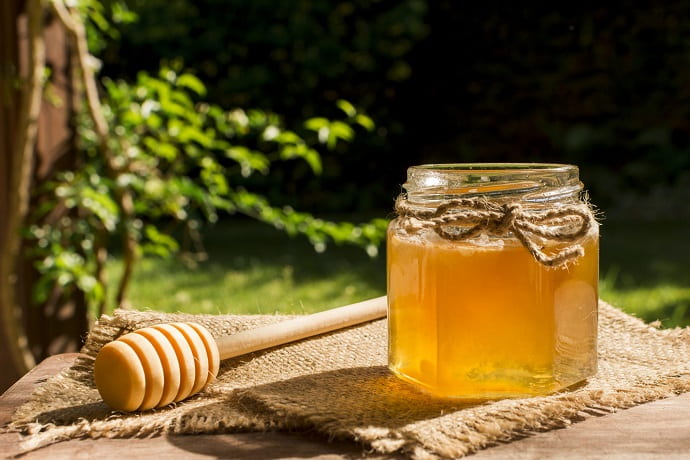 Мёд не должен быть мутным, содержать осадки, расслаиваться