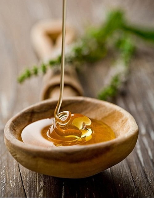 Натуральный мёд будет стекать непрерывно и образовывать «горочку»