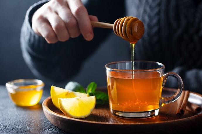Если мёд влить в чай или воду, он осядет на дно