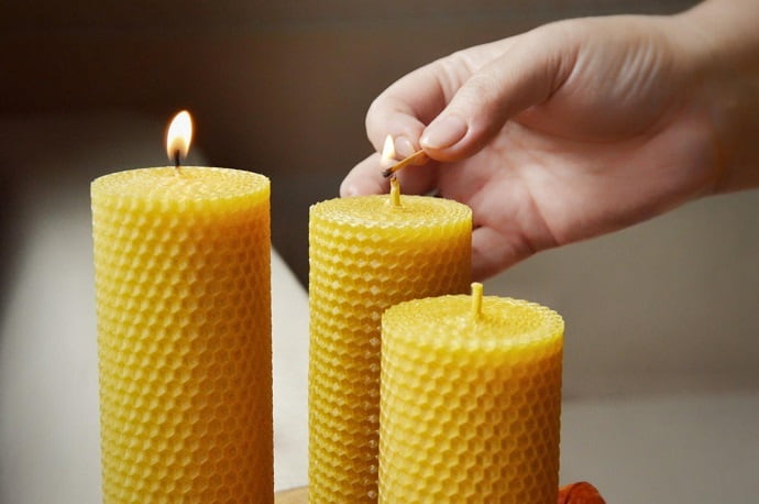 Проверить мёд на наличие излишней влаги можно обычной свечой