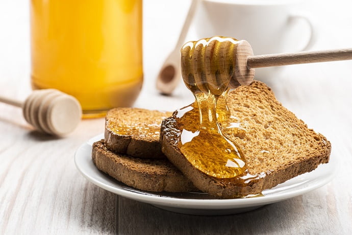 Проверить мёд можно с помощью хлеба