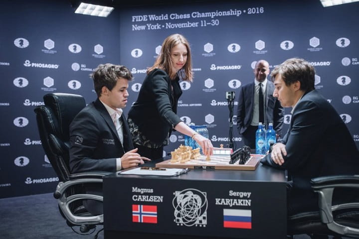 Матч за шахматную корону между чемпионом мира Магнусом Карлсеном и претендентом Сергеем Карякиным