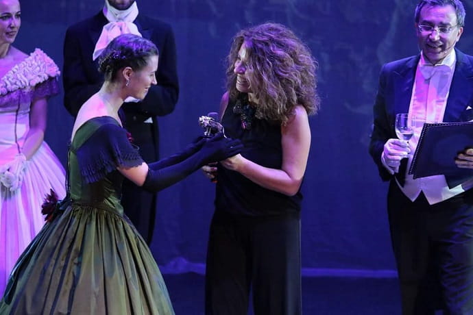 Наташа Павлова получает премию «Серебряный лев» от арт. директора фестиваля и пианистки Кристианы Пегораро