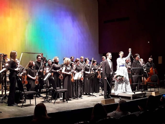 Наталья Павлова с оркестром Musica Viva и Венусом Реем после премьеры «Песни Павловой»