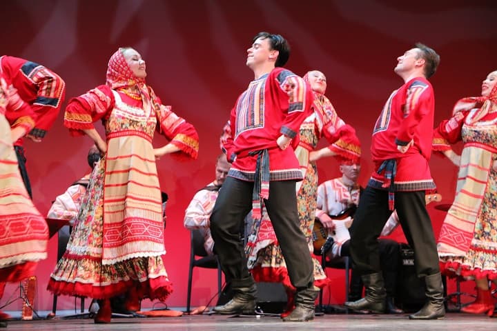 Исполнители ансамбля поют и танцуют одновременно