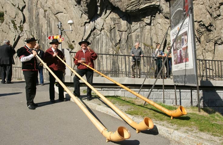Швейцарцы приветствуют гостей у Суворовского памятника