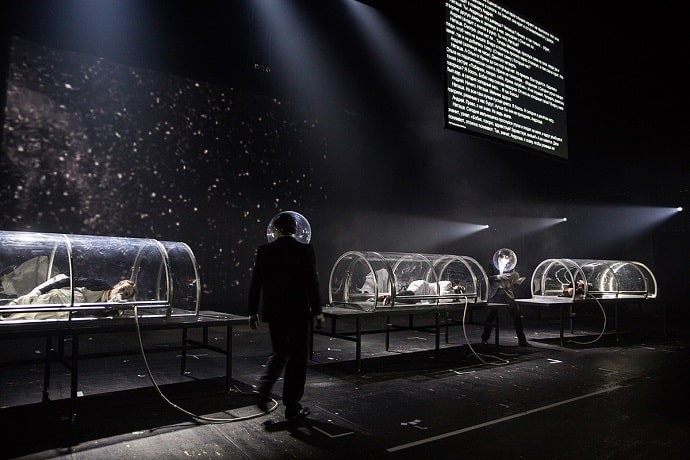 «По ту сторону занавеса»