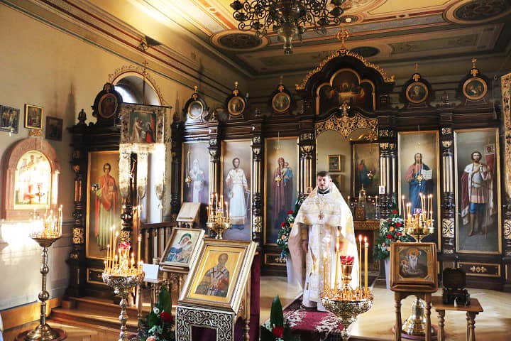 Литургия в православном храме Св. Николая