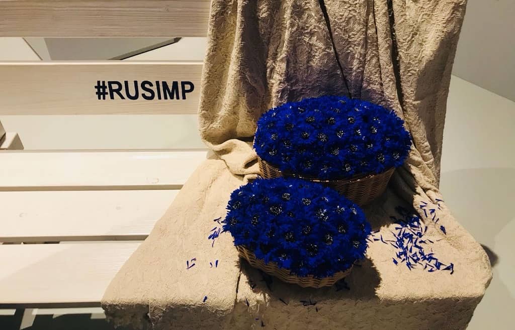 Экспозицию сопровождают ароматы, по-своему отражающие содержание полотен