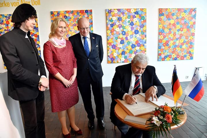 (Слева направо) Алекс Долль, Мануела Швезиг, Роланд Метлинг и Сергей Нечаев