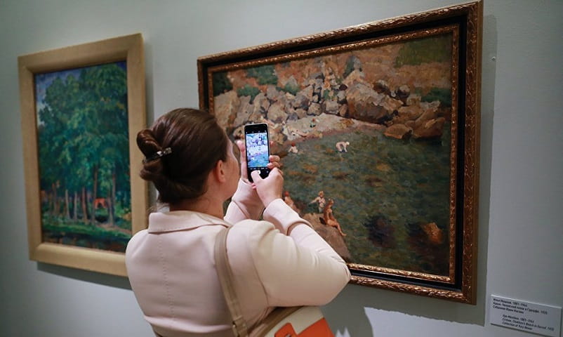 На обоих этажах выставлены больше полусотни полотен