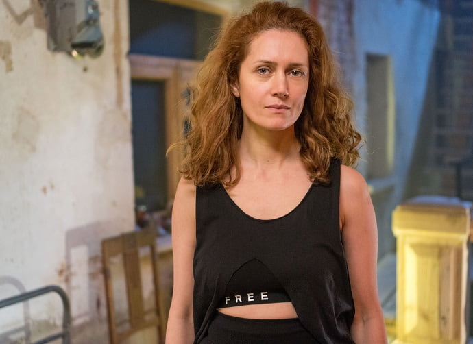 Героиня сериала Надежда (Виктория Исакова) вынуждена жить двойной жизнью