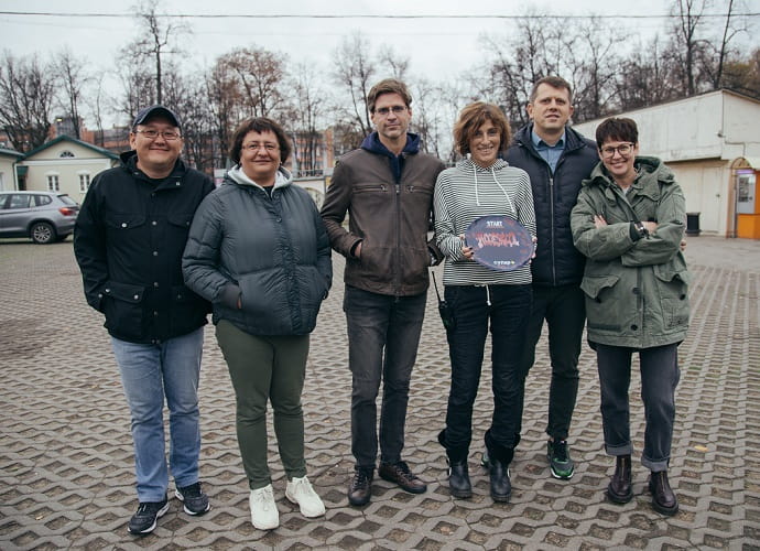 Елена Хазанова (четвёртая слева),продюсер Алексей Троцюк (пятый слева) и съёмочная командой сериала