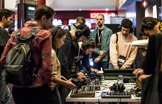 В холле для гостей была организована выставка новинок от ведущих производителей