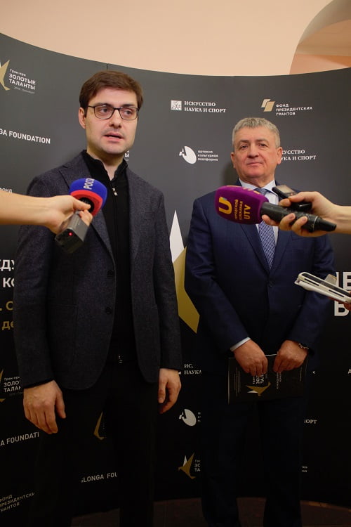 Арт-директор проекта Иван Рудин (слева) на открытии XI конкурса