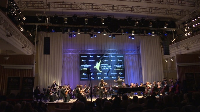 На гала-концерте лауреатам аккомпанировал московский симфонический оркестр