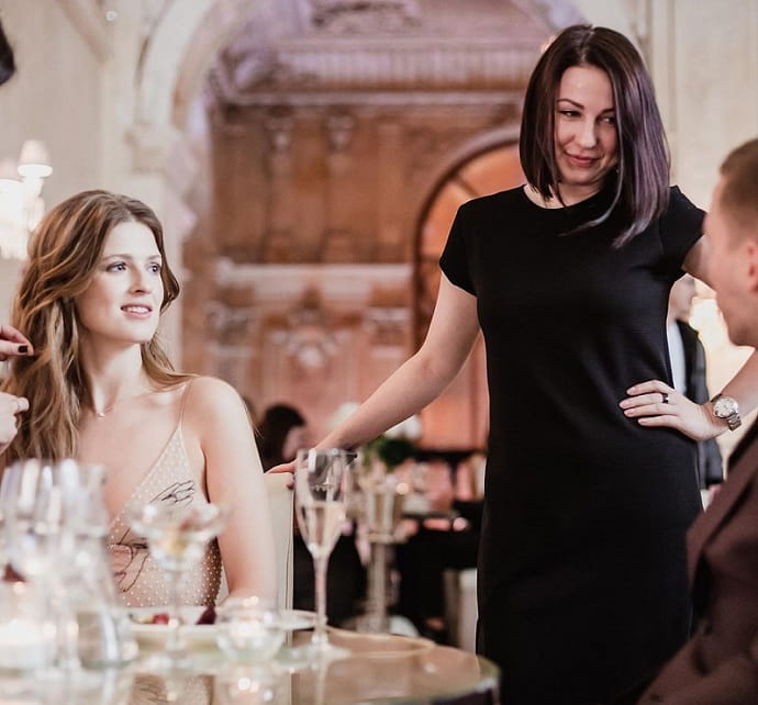 Ирина Сосновая (справа)  и Софья Эрнст (слева) на съёмочной площадке 