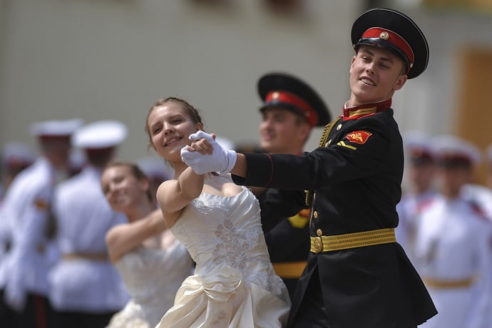 Искусству вальсировать до сих пор учат кадетов Суворовского и Нахимовского училищ