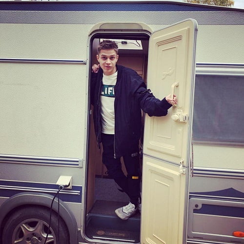 Глеб Калюжный  на съёмках сериала «Новенький»