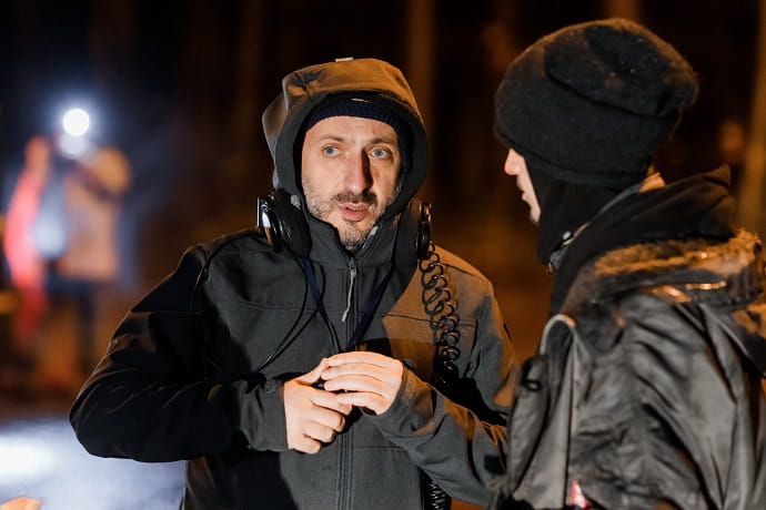Режиссёр Карен Оганесян на съёмках сериала «Пассажиры»