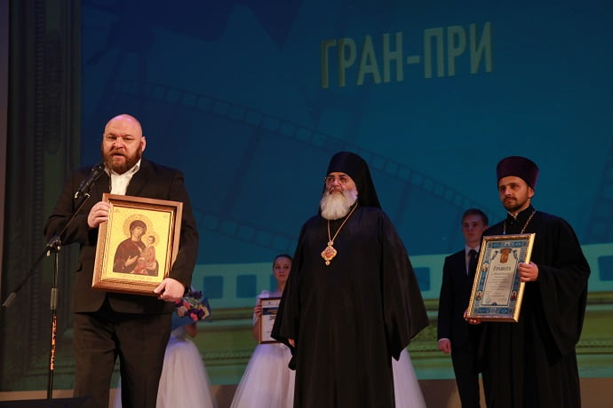 Денис Беспалый (исполнитель роли Владимира Мономаха) на  церемонии награждения