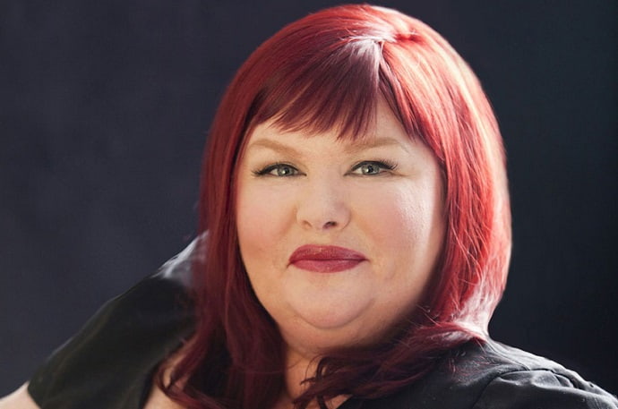 Кассандра Клэр —  американская писательница, автор книг в стиле фэнтези