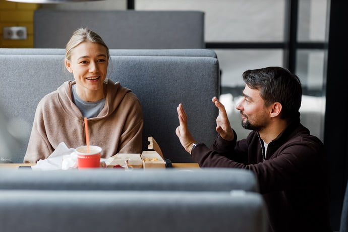 Оксана Акиньшина и режиссёр Максим Свешников на съёмках сериала