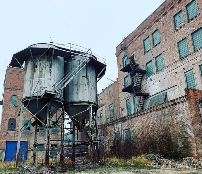 Заброшенный кирпичный завод, в котором проходили съёмки