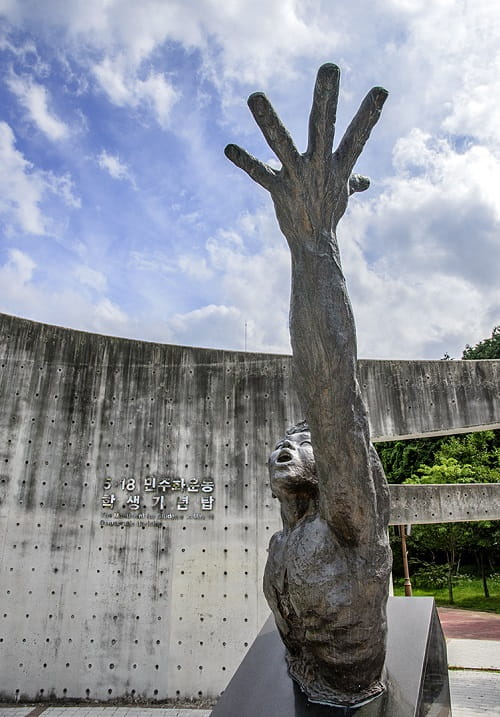 Центральная фигура повествования - пятнадцатилетний мальчик, невинная жертва восстания,