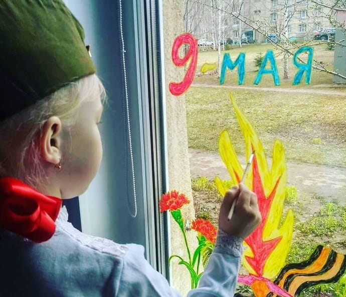 В рамках акции «Окна победы россияне украсят окна квартир и домов праздничной атрибутикой